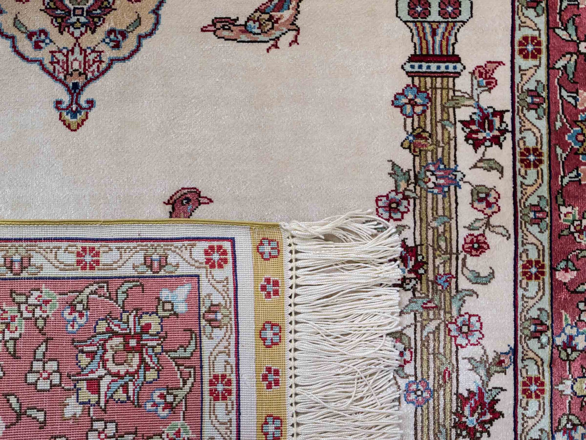 Sehr feiner, handgeknüpfter Khademi Orientteppich mit Hereke Design aus reiner Seide, creme, rosa. 123x78 cm. Vertrieb durch Jupiter Intl.