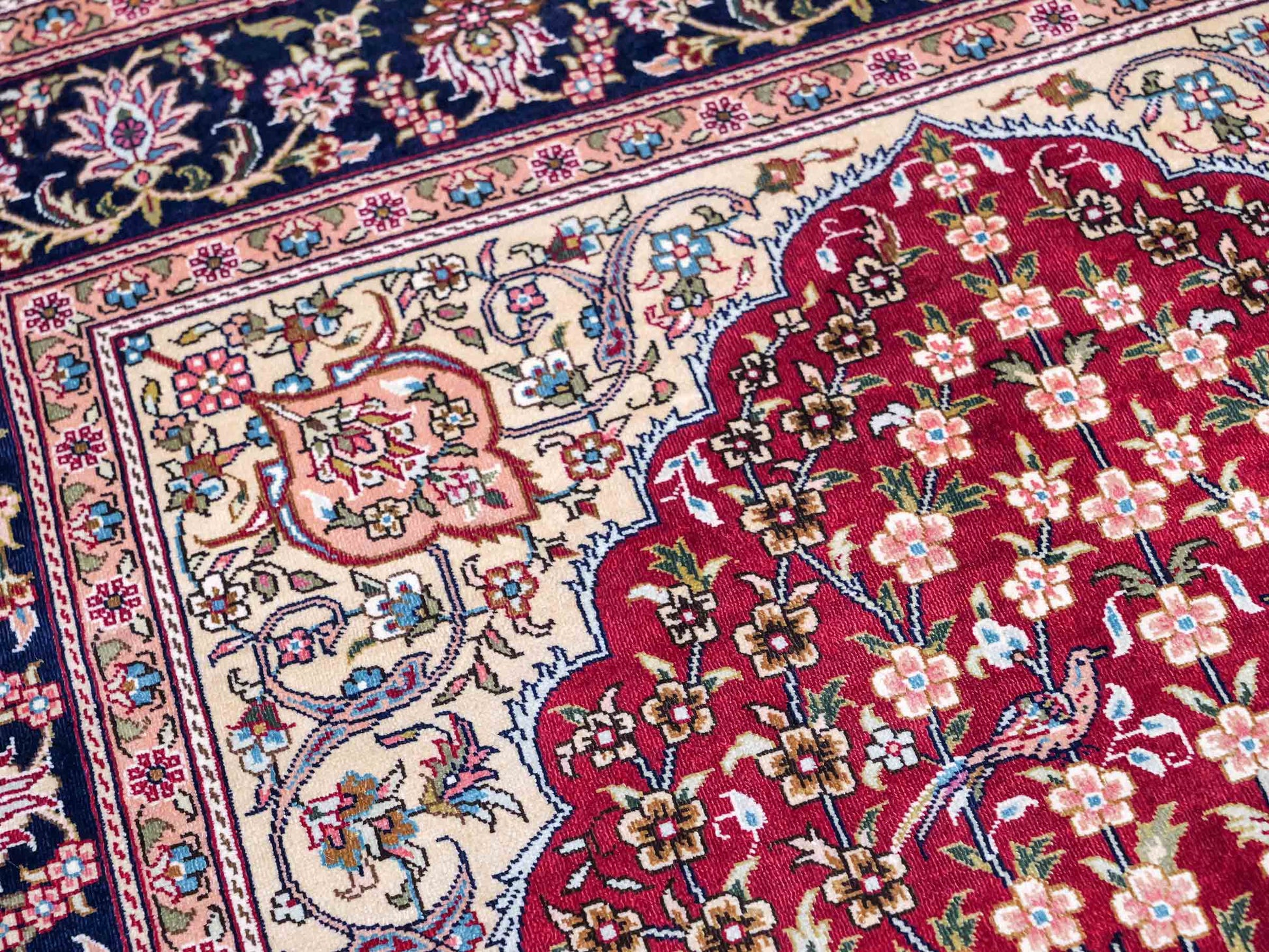 Sehr feiner, handgeknüpfter Khademi Orientteppich mit Hereke Design aus reiner Seide, rot, blau, creme. 124x79 cm. Vertrieb durch Jupiter Intl.