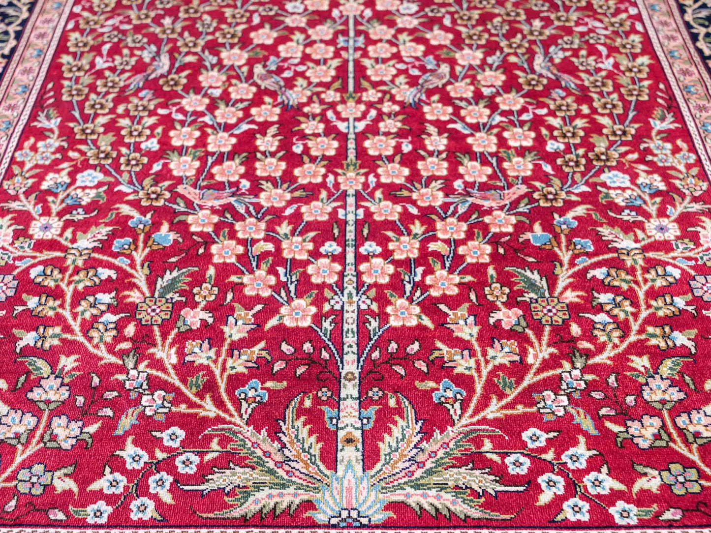 Sehr feiner, handgeknüpfter Khademi Orientteppich mit Hereke Design aus reiner Seide, rot, blau, creme. 124x79 cm. Vertrieb durch Jupiter Intl.