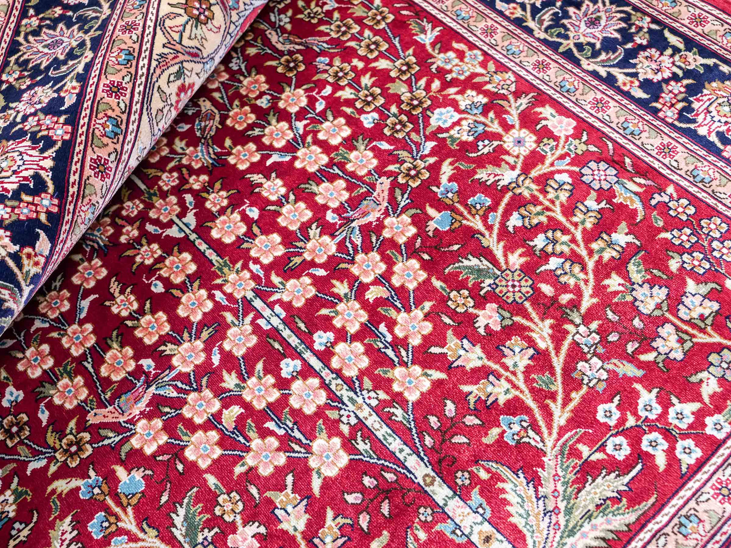 Sehr feiner, handgeknüpfter Khademi Orientteppich mit Hereke Design aus reiner Seide, rot, blau, creme. 124x79 cm. Vertrieb durch Jupiter Intl.