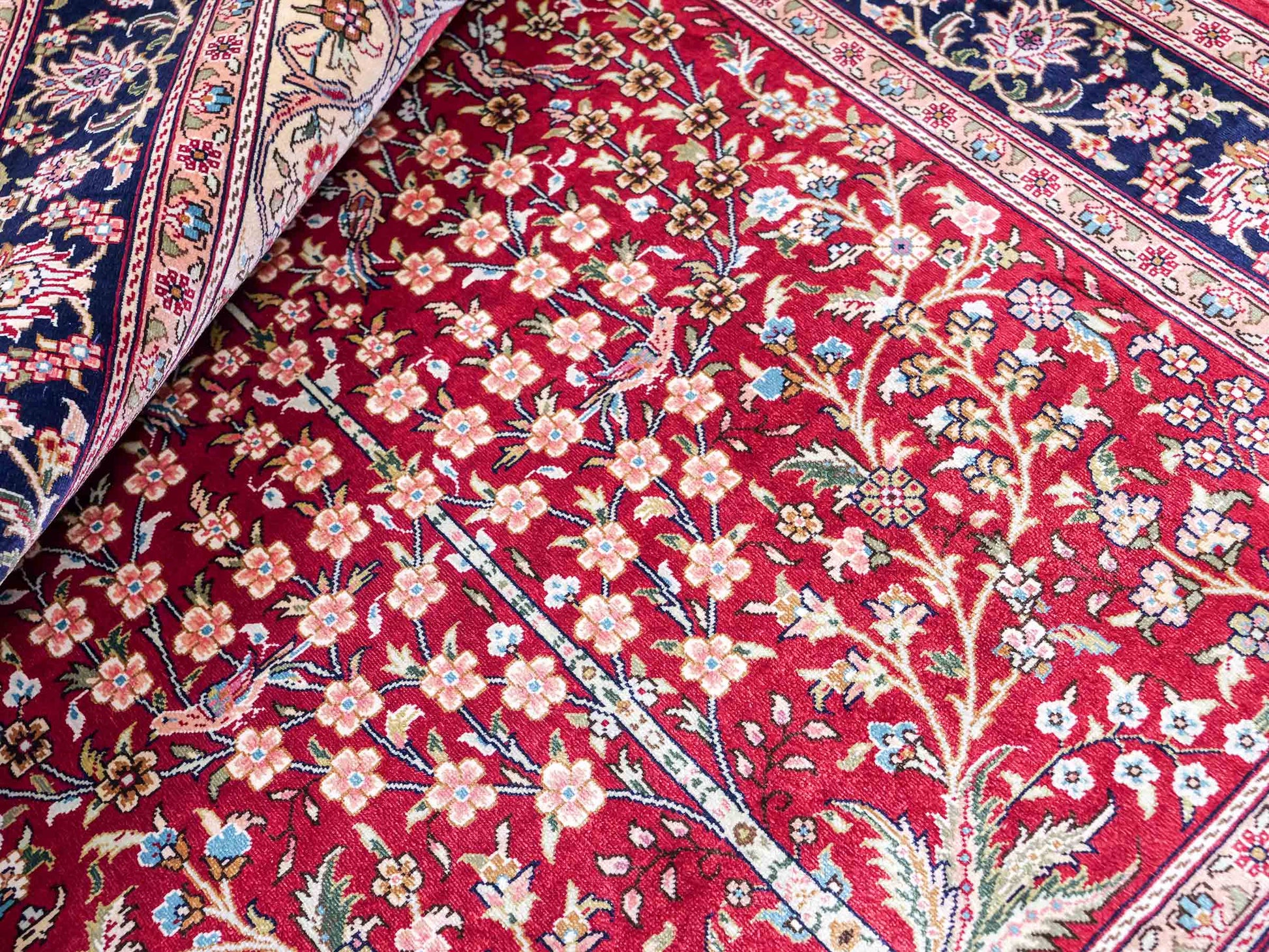 Sehr feiner, handgeknüpfter Khademi Orientteppich mit Hereke Design aus reiner Seide, rot, blau, creme. 124x79 cm. Vertrieb durch Jupiter Intl.