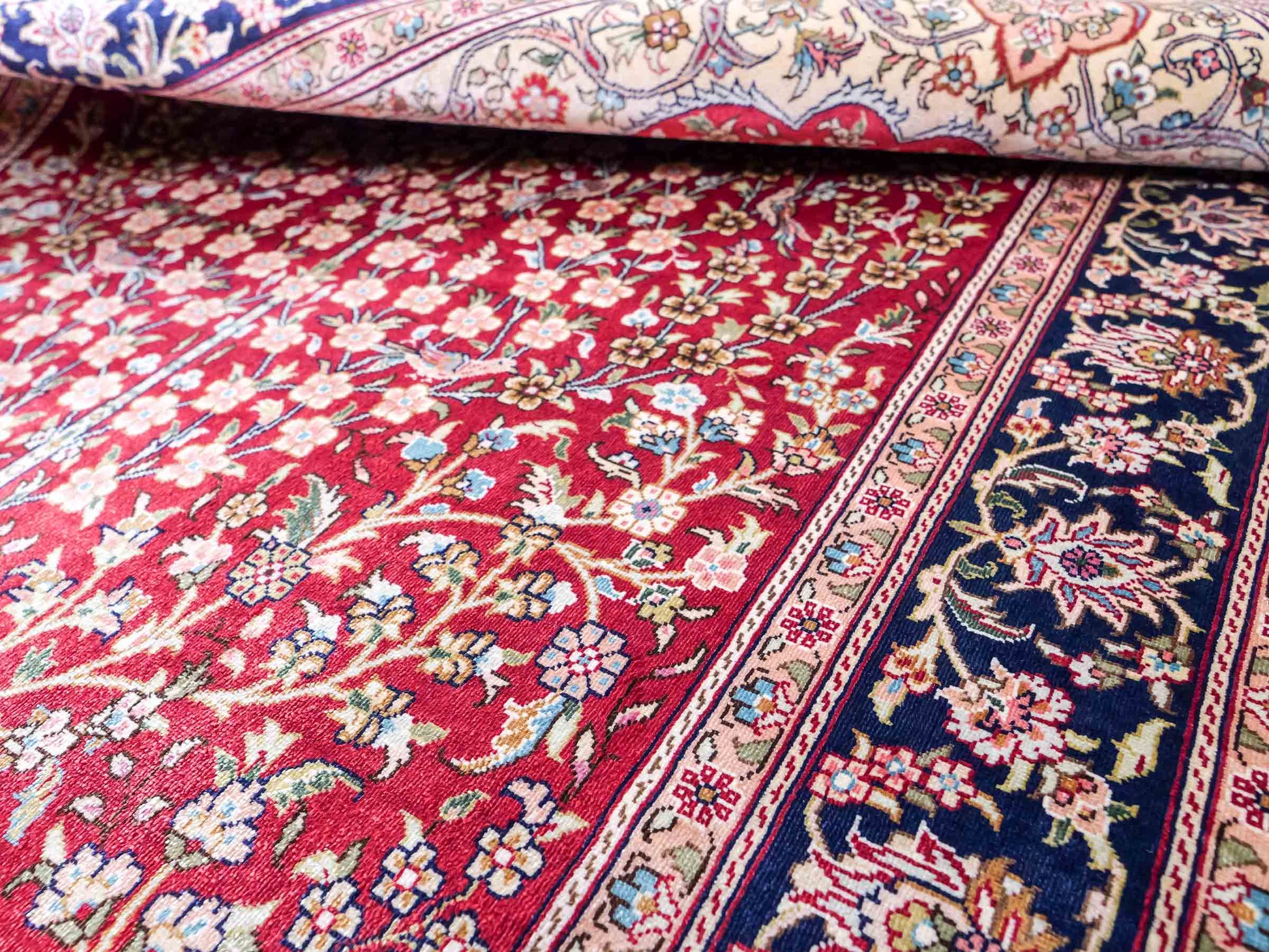 Sehr feiner, handgeknüpfter Khademi Orientteppich mit Hereke Design aus reiner Seide, rot, blau, creme. 124x79 cm. Vertrieb durch Jupiter Intl.