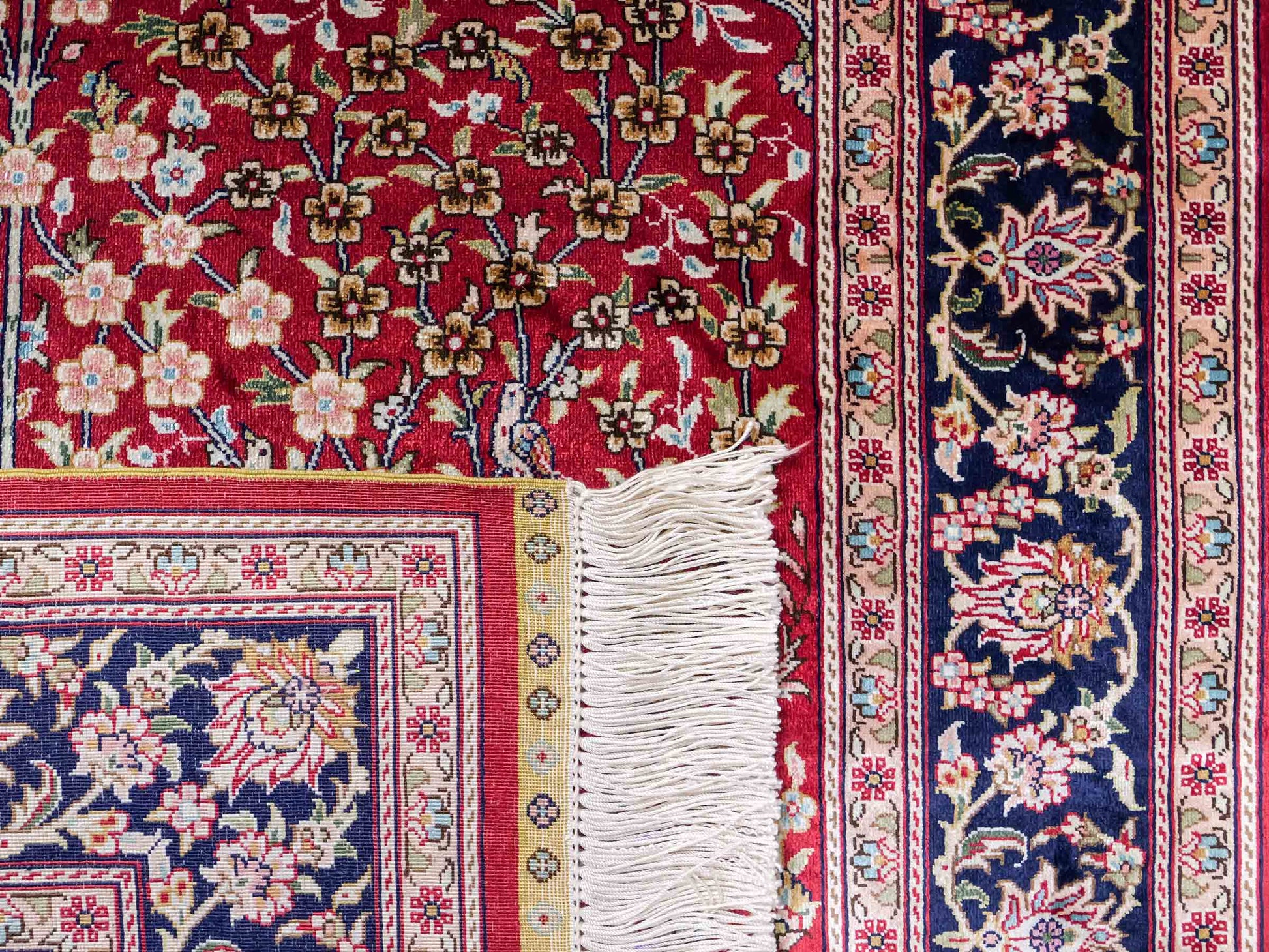 Sehr feiner, handgeknüpfter Khademi Orientteppich mit Hereke Design aus reiner Seide, rot, blau, creme. 124x79 cm. Vertrieb durch Jupiter Intl.