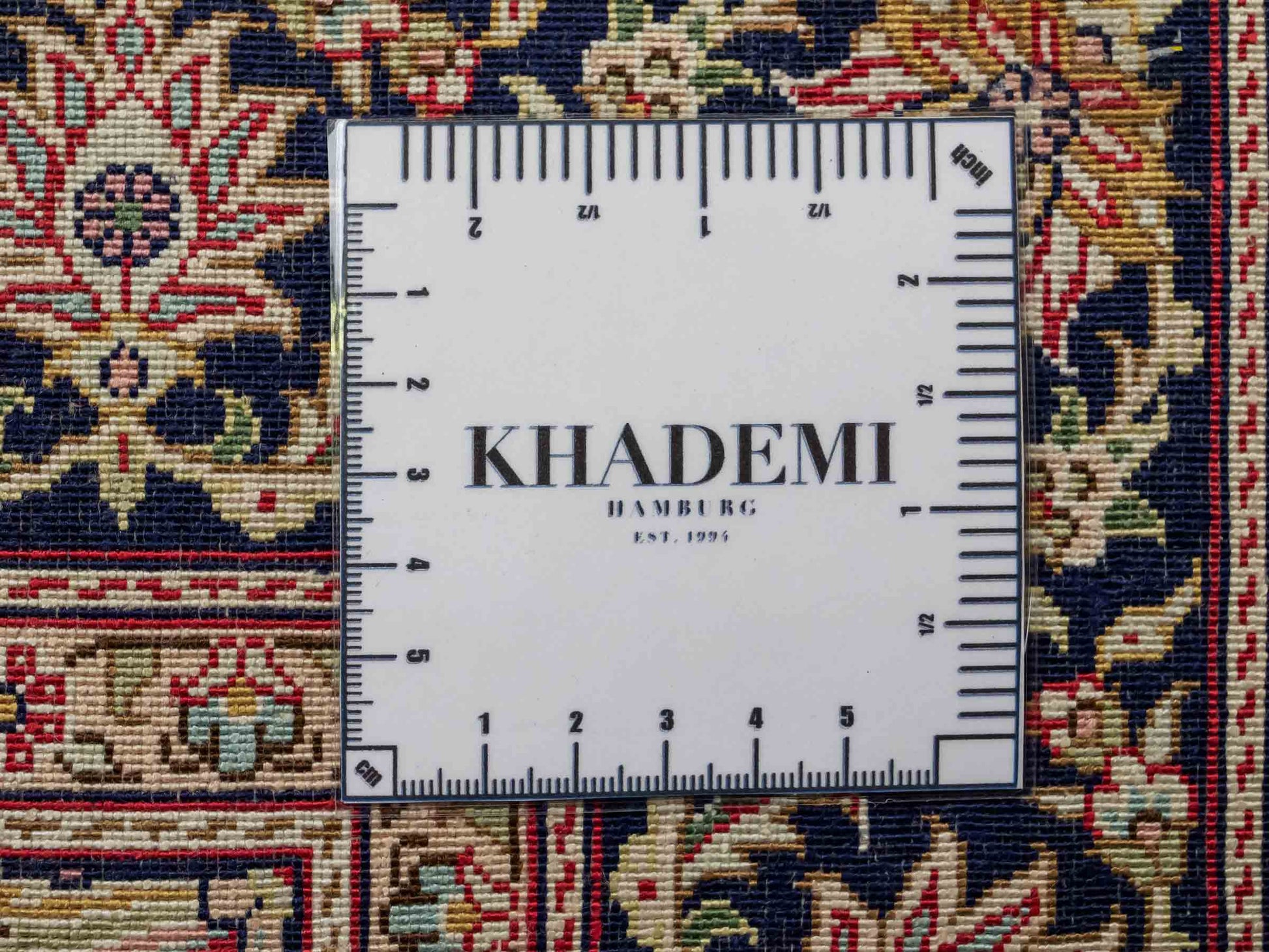 Sehr feiner, handgeknüpfter Khademi Orientteppich mit Hereke Design aus reiner Seide, rot, blau, creme. 124x79 cm. Vertrieb durch Jupiter Intl.