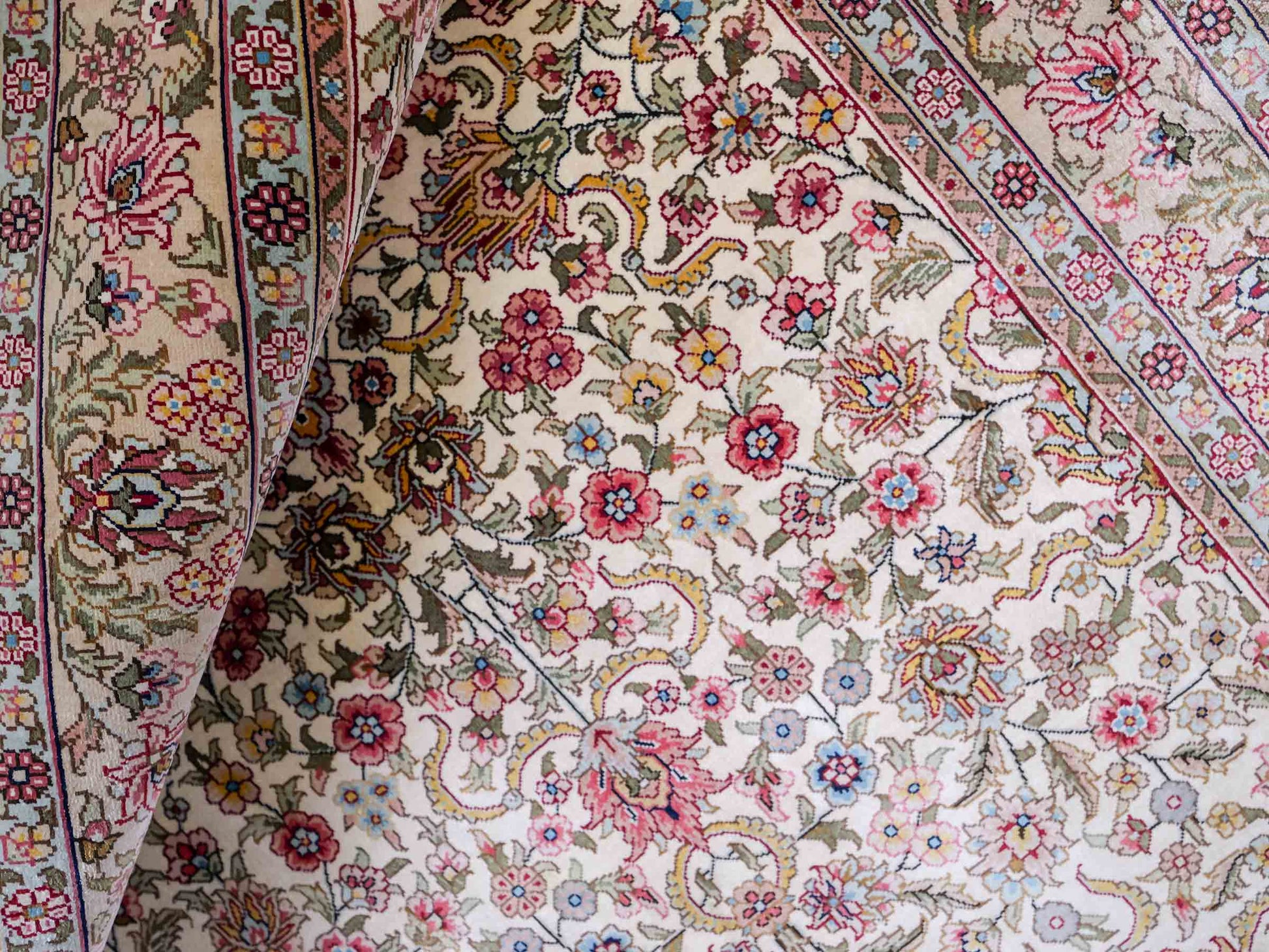 Sehr feiner, handgeknüpfter Khademi Orientteppich mit Hereke Design aus reiner Seide, beige, creme, weiß. 125x79 cm. Vertrieb durch Jupiter Intl.