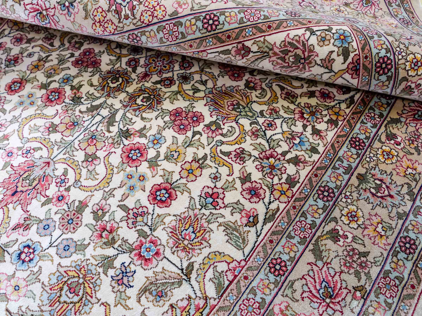 Sehr feiner, handgeknüpfter Khademi Orientteppich mit Hereke Design aus reiner Seide, beige, creme, weiß. 125x79 cm. Vertrieb durch Jupiter Intl.