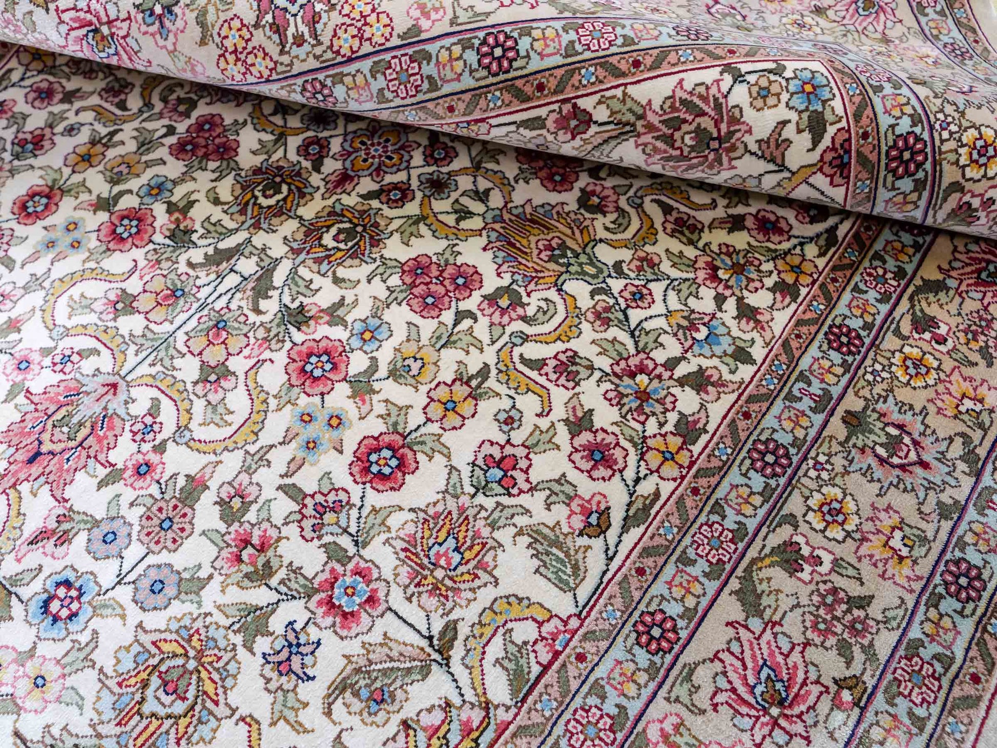 Sehr feiner, handgeknüpfter Khademi Orientteppich mit Hereke Design aus reiner Seide, beige, creme, weiß. 125x79 cm. Vertrieb durch Jupiter Intl.