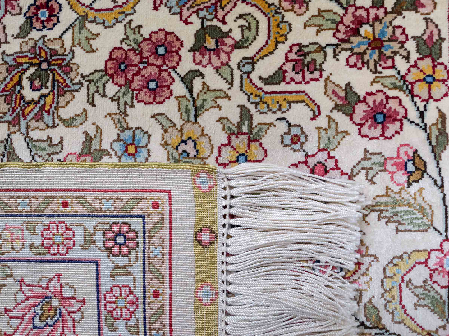 Sehr feiner, handgeknüpfter Khademi Orientteppich mit Hereke Design aus reiner Seide, beige, creme, weiß. 125x79 cm. Vertrieb durch Jupiter Intl.
