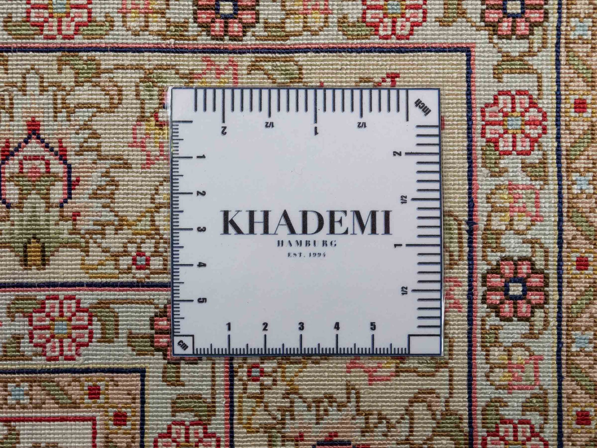 Sehr feiner, handgeknüpfter Khademi Orientteppich mit Hereke Design aus reiner Seide, beige, creme, weiß. 125x79 cm. Vertrieb durch Jupiter Intl.