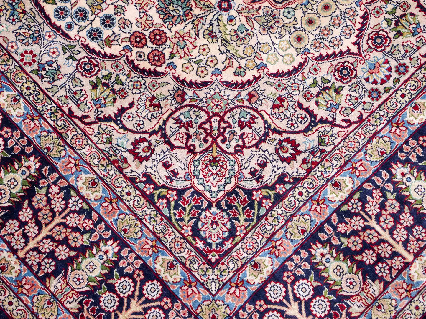 Sehr feiner, handgeknüpfter Khademi Hereke Orientteppich aus Seide, weiß, blau. 153x93 cm. Vertrieb durch Jupiter Intl.