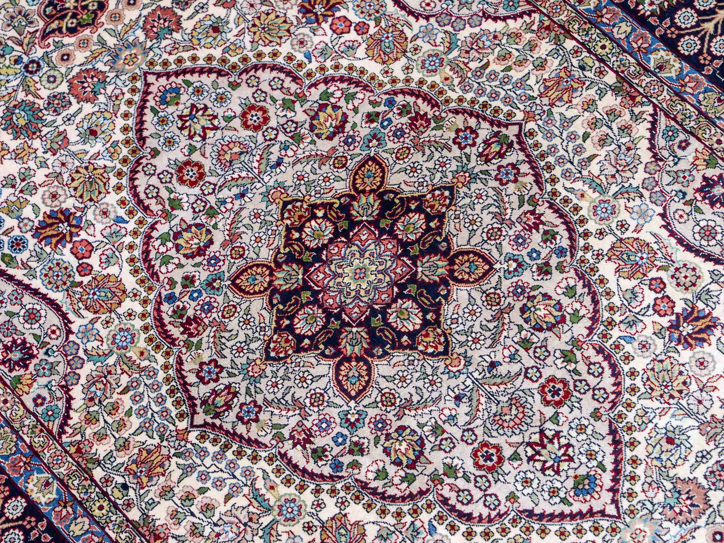 Sehr feiner, handgeknüpfter Khademi Hereke Orientteppich aus Seide, weiß, blau. 153x93 cm. Vertrieb durch Jupiter Intl.