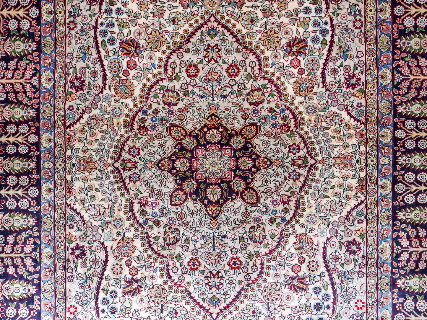 Sehr feiner, handgeknüpfter Khademi Hereke Orientteppich aus Seide, weiß, blau. 153x93 cm. Vertrieb durch Jupiter Intl.