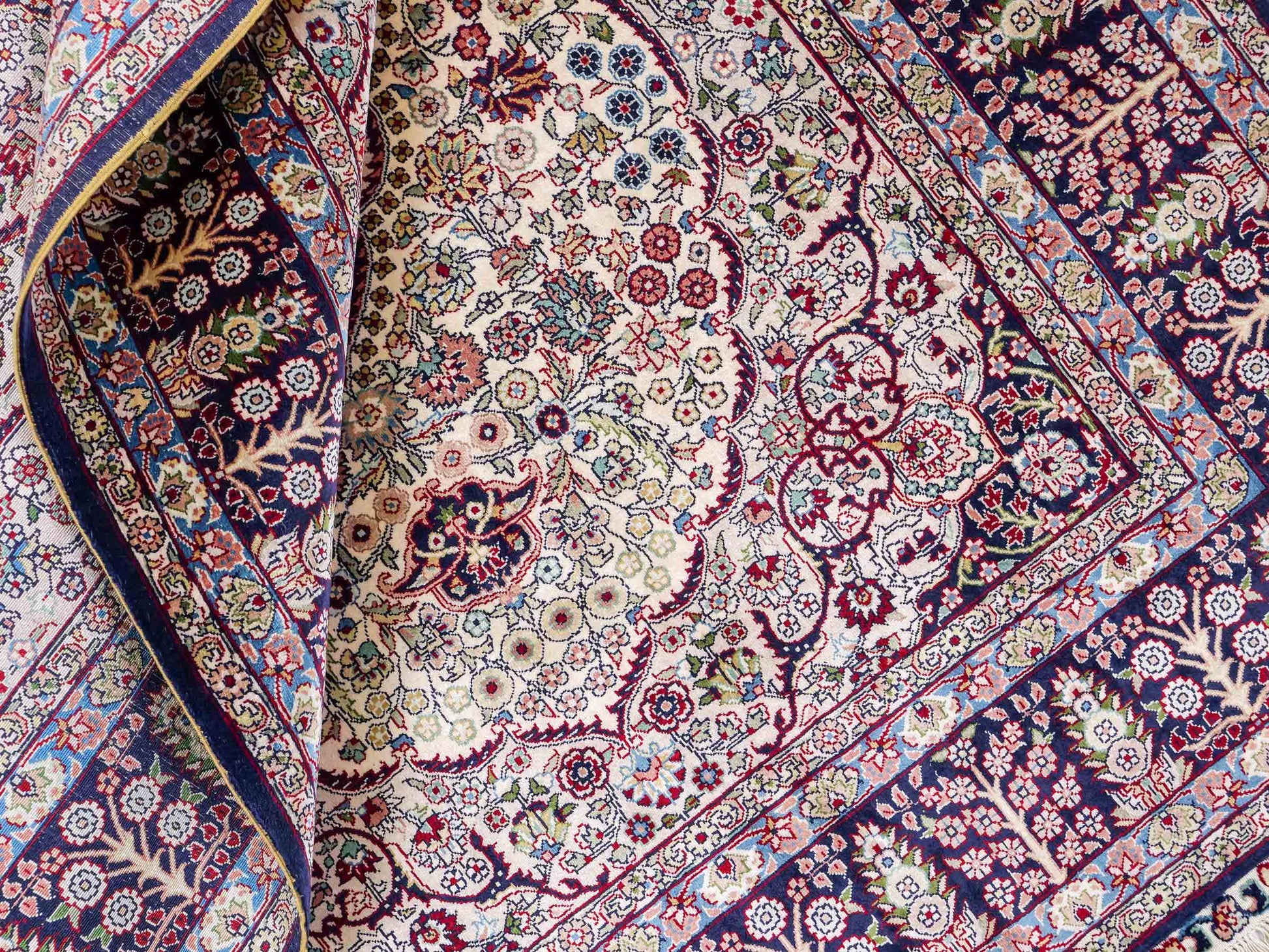 Sehr feiner, handgeknüpfter Khademi Hereke Orientteppich aus Seide, weiß, blau. 153x93 cm. Vertrieb durch Jupiter Intl.