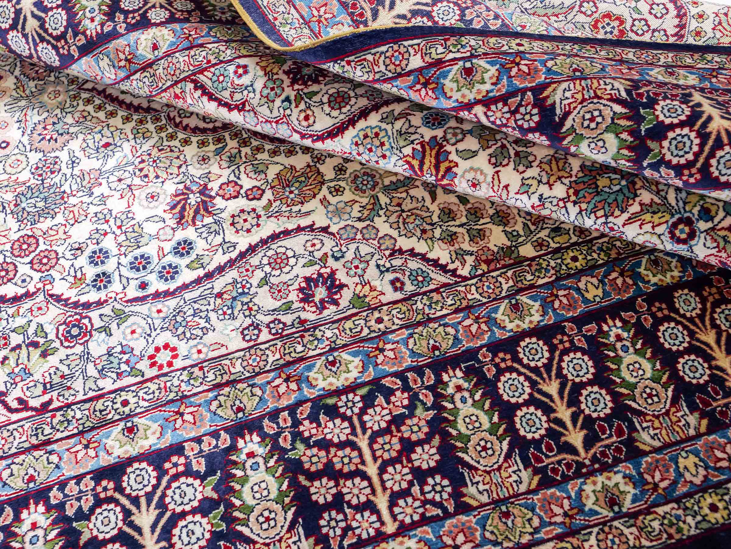 Sehr feiner, handgeknüpfter Khademi Hereke Orientteppich aus Seide, weiß, blau. 153x93 cm. Vertrieb durch Jupiter Intl.