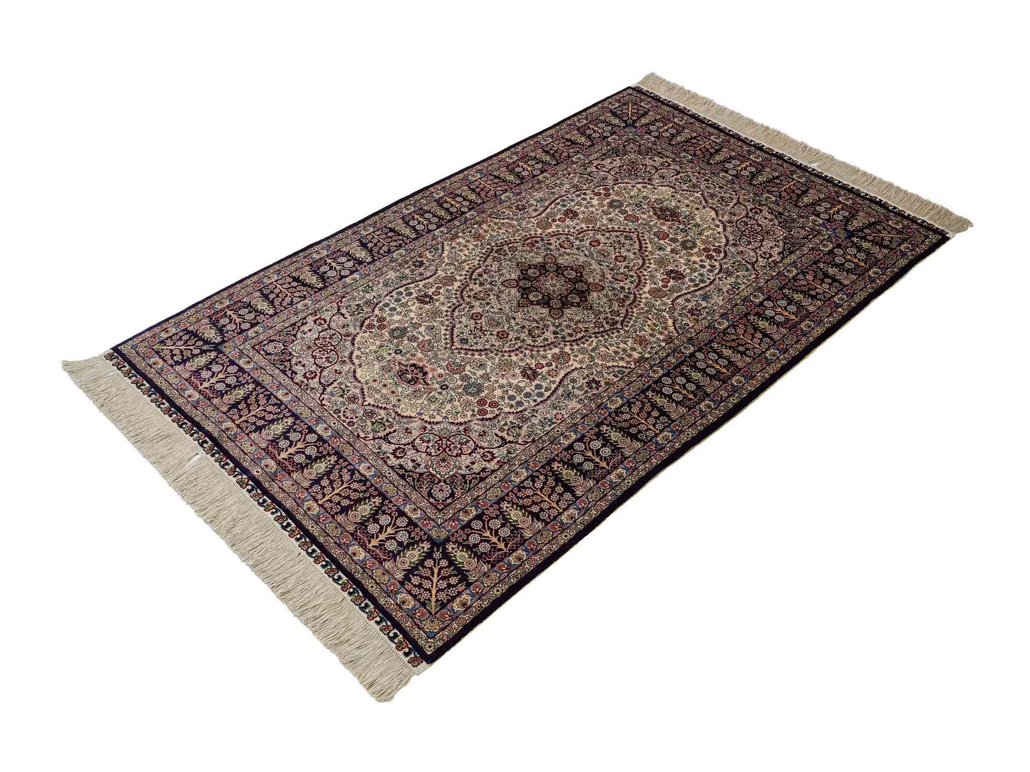 Sehr feiner, handgeknüpfter Khademi Hereke Orientteppich aus Seide, weiß, blau. 153x93 cm. Vertrieb durch Jupiter Intl.