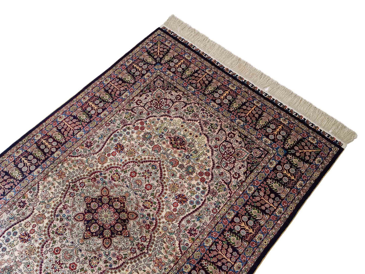 Sehr feiner, handgeknüpfter Khademi Hereke Orientteppich aus Seide, weiß, blau. 153x93 cm. Vertrieb durch Jupiter Intl.