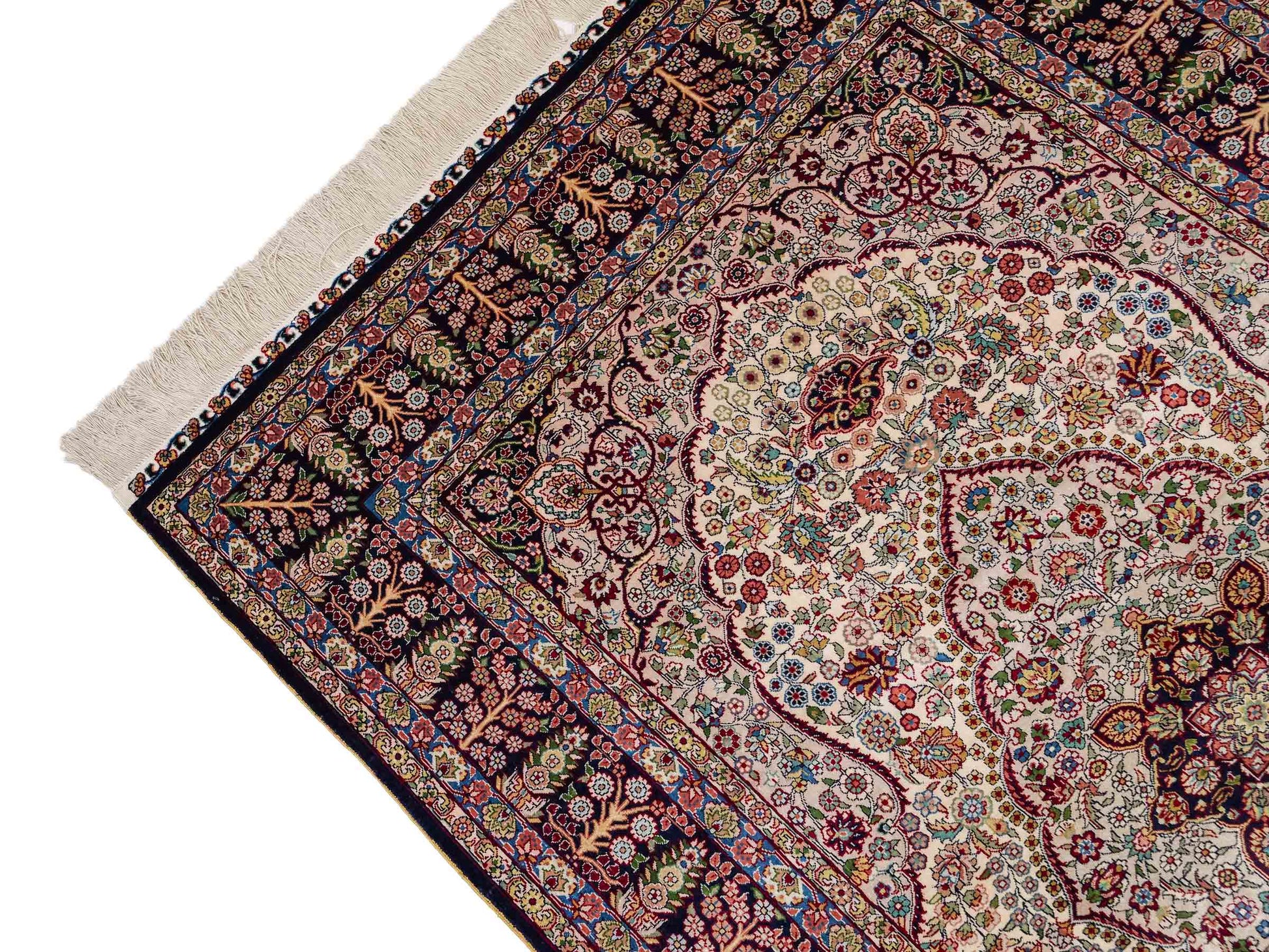 Sehr feiner, handgeknüpfter Khademi Hereke Orientteppich aus Seide, weiß, blau. 153x93 cm. Vertrieb durch Jupiter Intl.