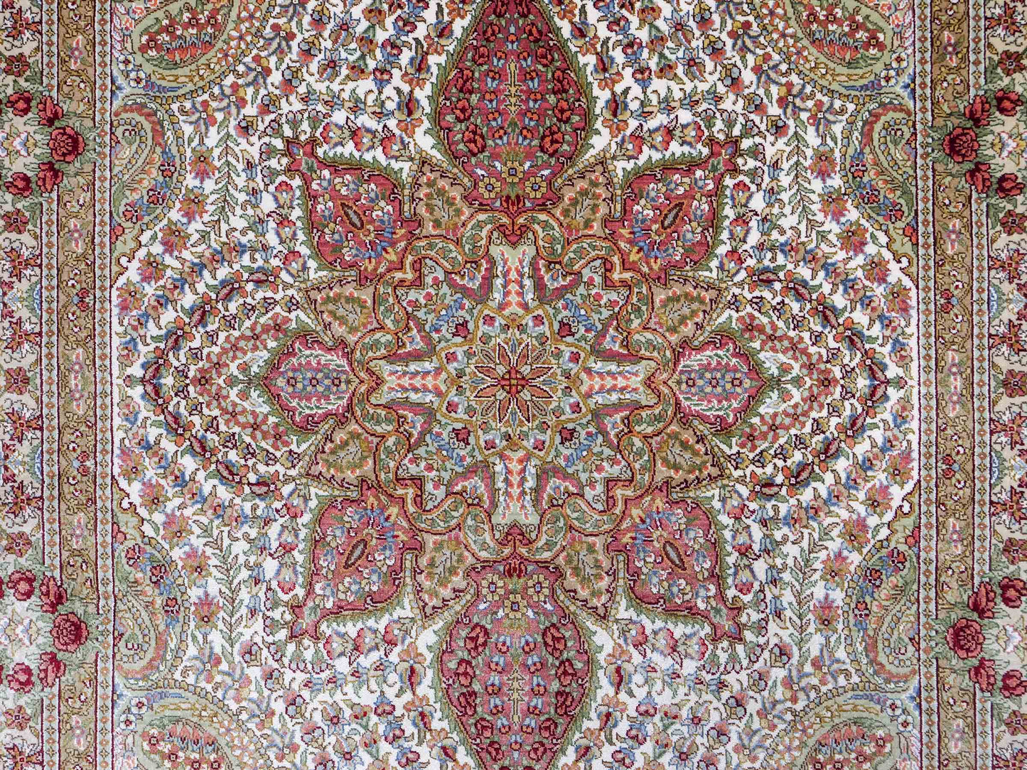 Sehr feiner, handgeknüpfter, chinesischer Khademi Hereke aus Seide, creme. 154x79 cm. Vertrieb durch Jupiter Intl.