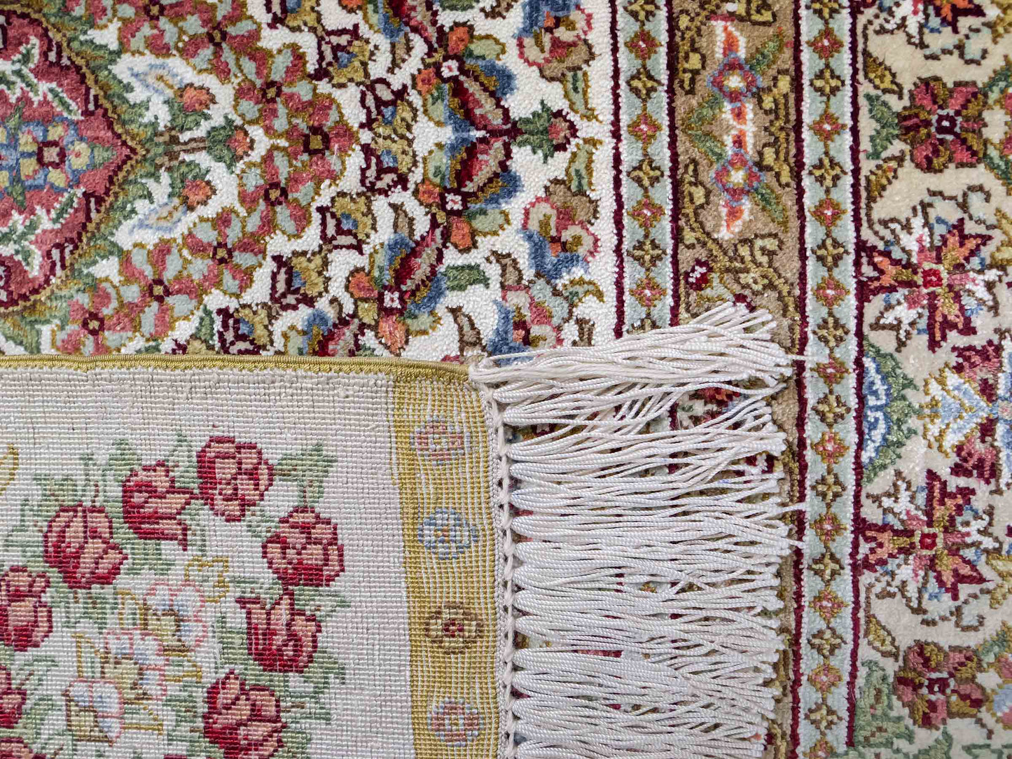 Sehr feiner, handgeknüpfter, chinesischer Khademi Hereke aus Seide, creme. 154x79 cm. Vertrieb durch Jupiter Intl.