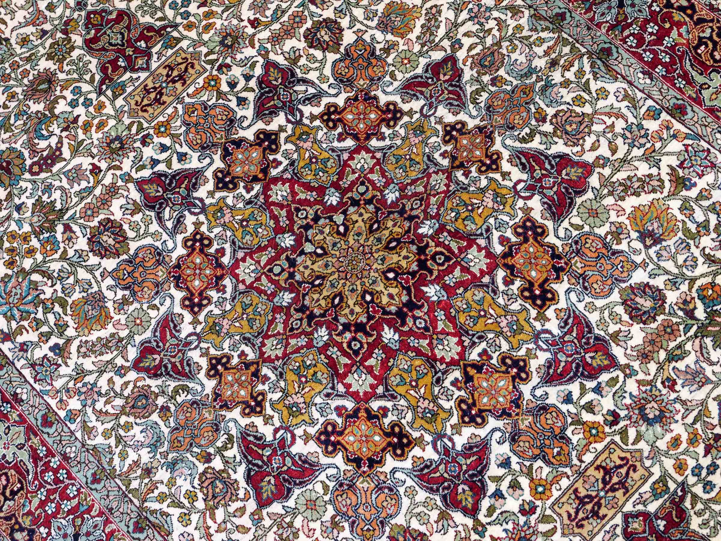 Sehr feiner, handgeknüpfter Hereke Orientteppich von Khademi aus Seide, creme. 154x93 cm. Verkauf durch Jupiter Intl.