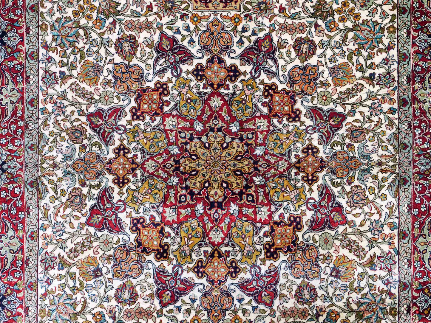 Sehr feiner, handgeknüpfter Hereke Orientteppich von Khademi aus Seide, creme. 154x93 cm. Verkauf durch Jupiter Intl.