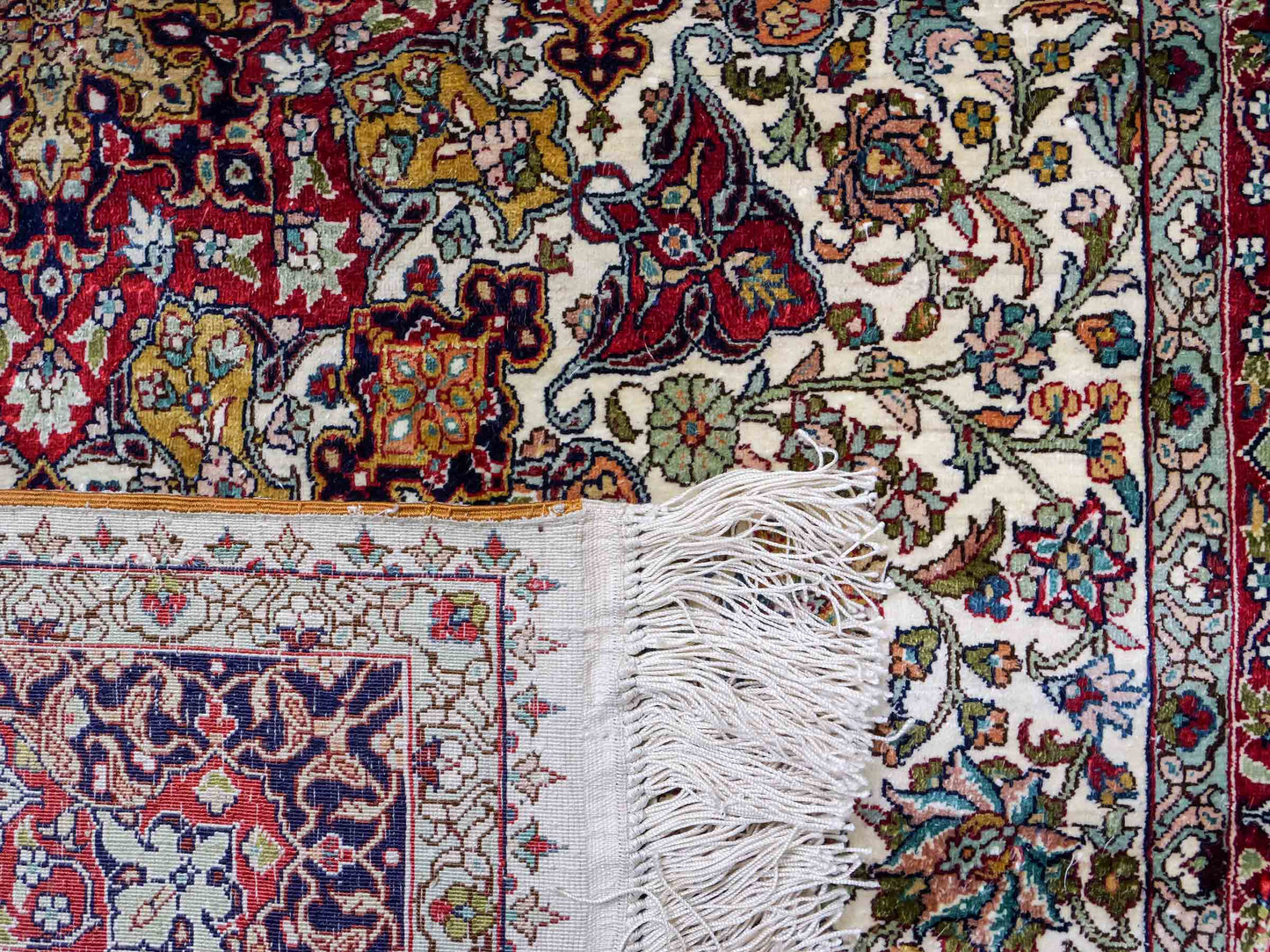 Sehr feiner, handgeknüpfter Hereke Orientteppich von Khademi aus Seide, creme. 154x93 cm. Verkauf durch Jupiter Intl.
