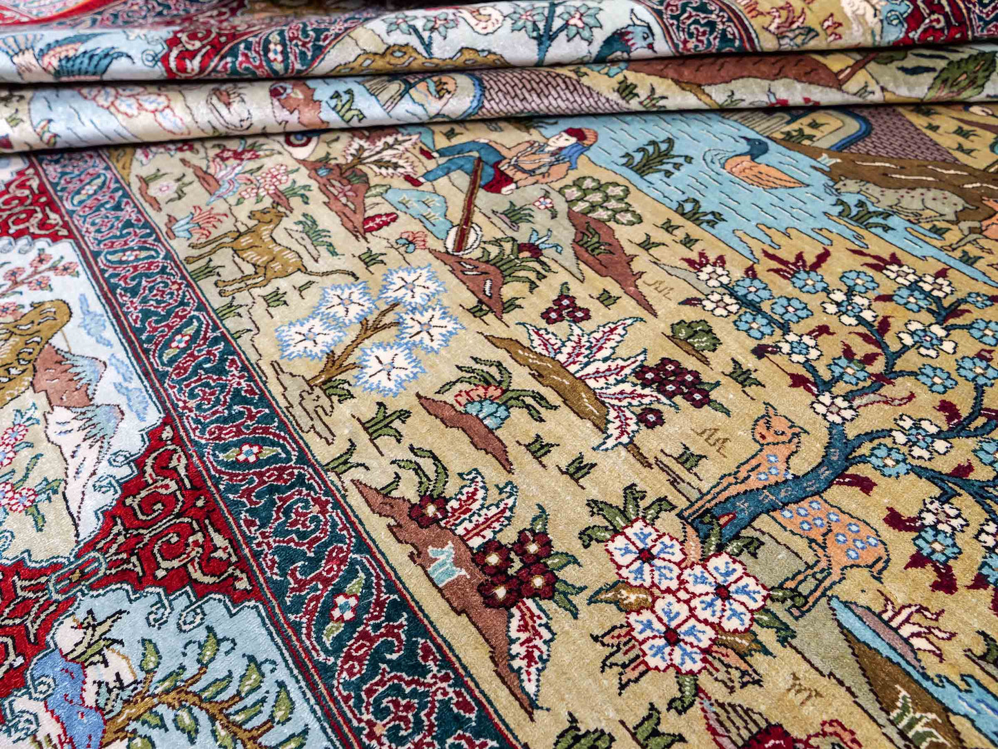 Sehr feiner, handgeknüpfter Khademi Orientteppich mit Hereke Design aus reiner Seide, rot, multicolor. 189x126 cm. Vertrieb durch Jupiter Intl.