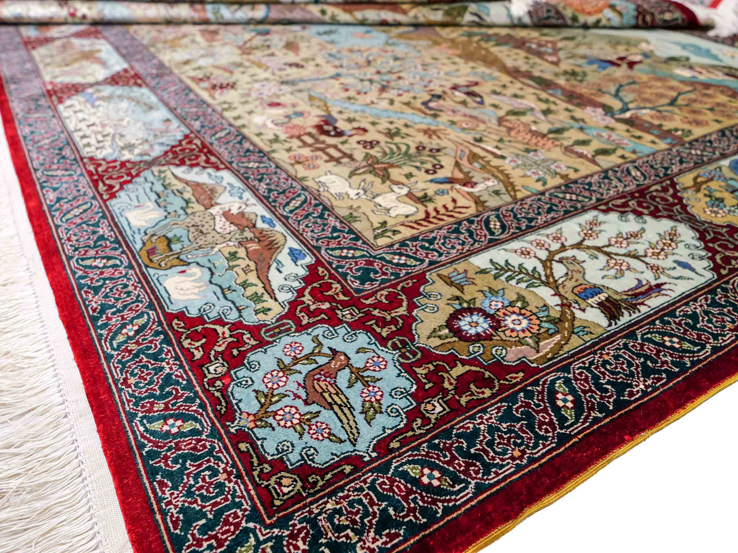 Sehr feiner, handgeknüpfter Khademi Orientteppich mit Hereke Design aus reiner Seide, rot, multicolor. 189x126 cm. Vertrieb durch Jupiter Intl.