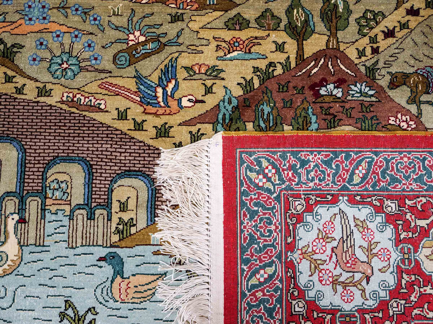 Sehr feiner, handgeknüpfter Khademi Orientteppich mit Hereke Design aus reiner Seide, rot, multicolor. 189x126 cm. Vertrieb durch Jupiter Intl.