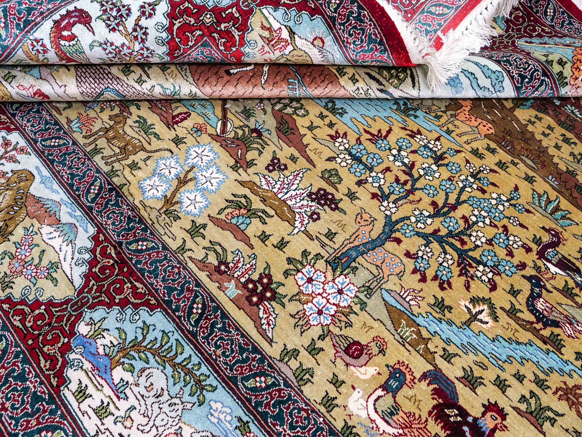 Sehr feiner, handgeknüpfter Khademi Orientteppich mit Hereke Design aus reiner Seide, rot, multicolor. 190x125 cm.  Vertrieb durch Jupiter Intl.