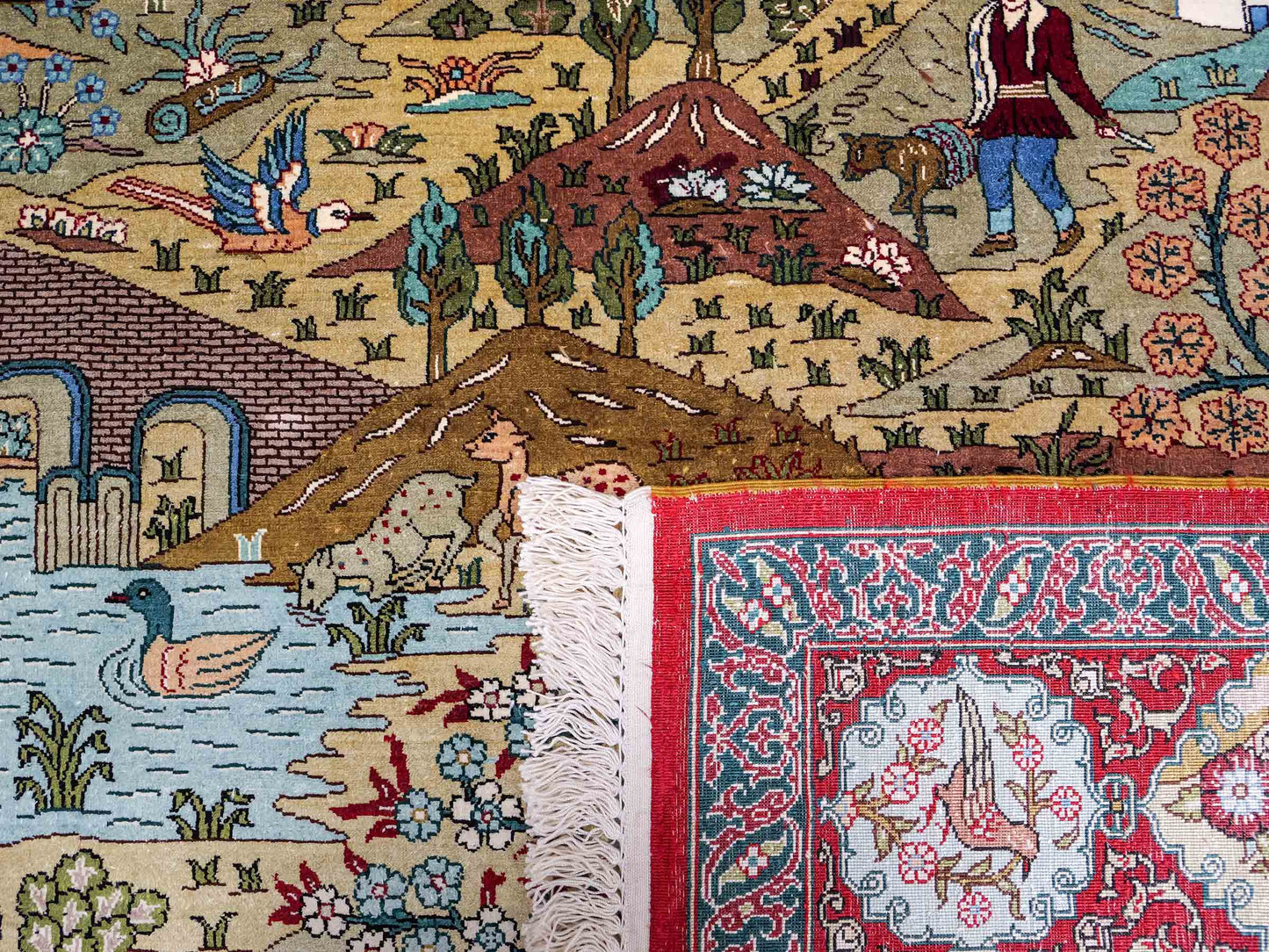 Sehr feiner, handgeknüpfter Khademi Orientteppich mit Hereke Design aus reiner Seide, rot, multicolor. 190x125 cm. Vertrieb durch Jupiter Intl.