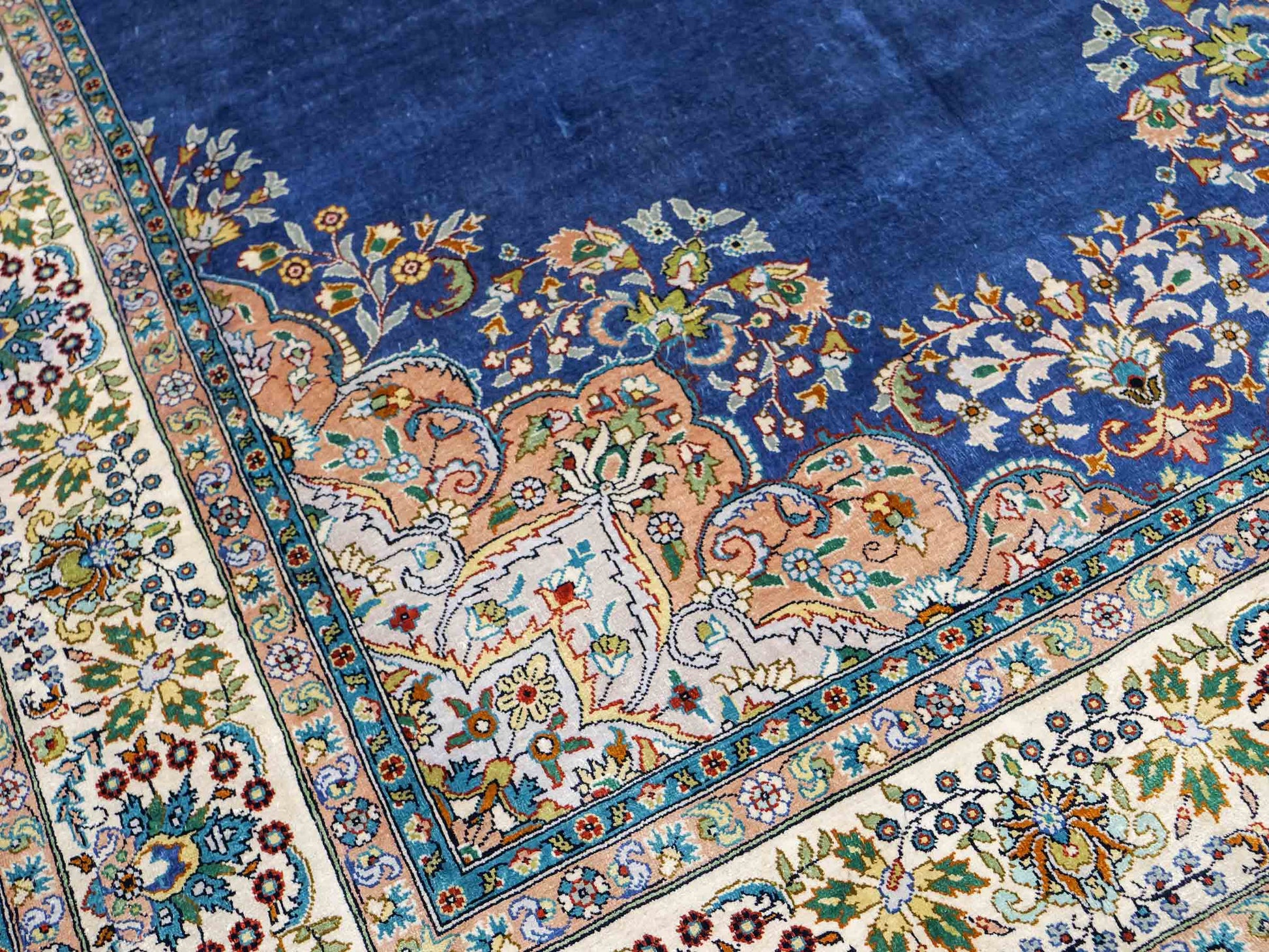 Sehr feiner, handgeknüpfter Khademi Orientteppich mit Hereke Design aus reiner Seide, blau, creme. 192x99 cm. Vertrieb durch Jupiter Intl.