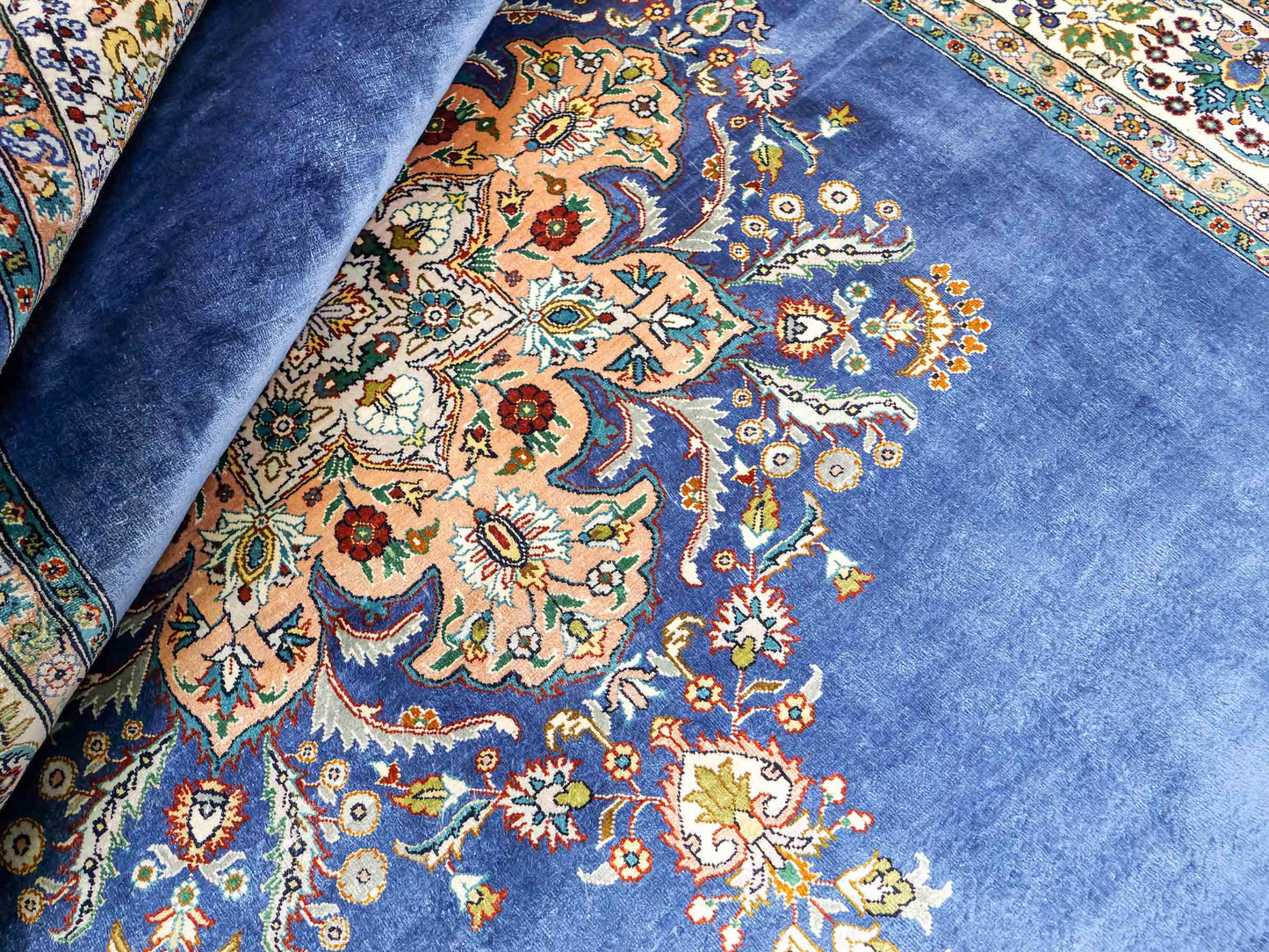 Sehr feiner, handgeknüpfter Khademi Orientteppich mit Hereke Design aus reiner Seide, blau, creme. 192x99 cm. Vertrieb durch Jupiter Intl.