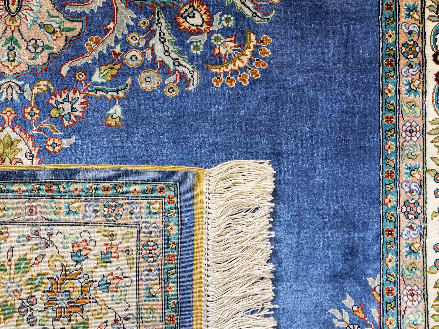 Sehr feiner, handgeknüpfter Khademi Orientteppich mit Hereke Design aus reiner Seide, blau, creme. 192x99 cm. Vertrieb durch Jupiter Intl.