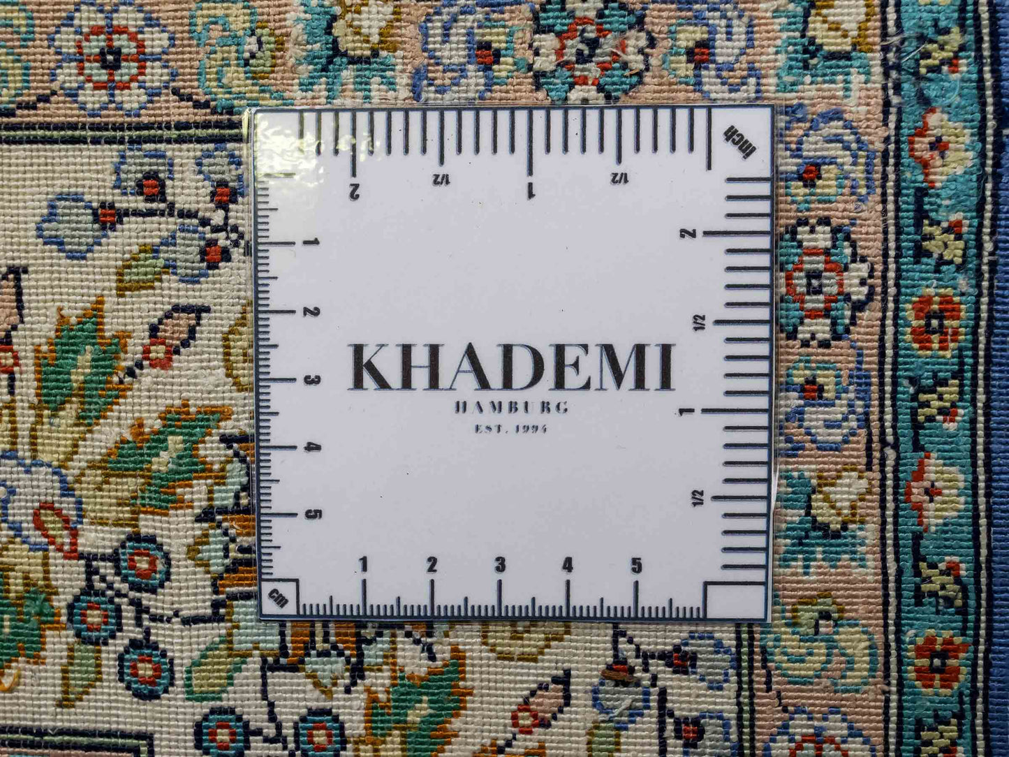 Sehr feiner, handgeknüpfter Khademi Orientteppich mit Hereke Design aus reiner Seide, blau, creme. 192x99 cm. Vertrieb durch Jupiter Intl.