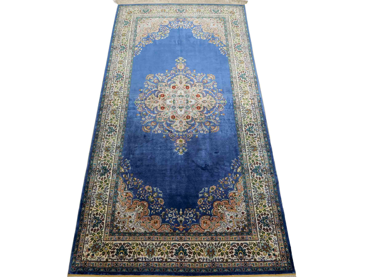 Sehr feiner, handgeknüpfter Khademi Orientteppich mit Hereke Design aus reiner Seide, blau, creme. 192x99 cm. Vertrieb durch Jupiter Intl.