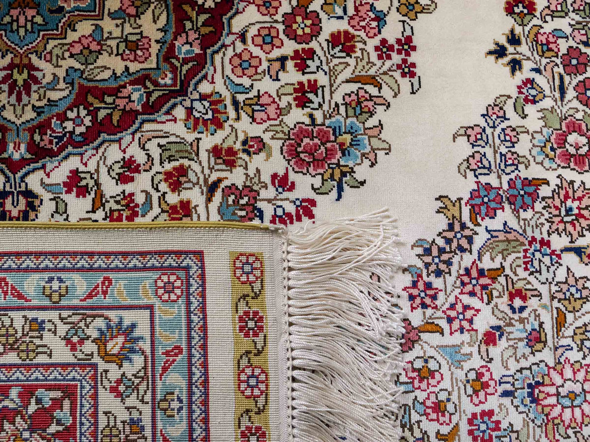 Sehr feiner, handgeknüpfter Khademi Orientteppich mit Hereke Design aus reiner Seide, creme, weiß, rot. 194x124 cm. Vertrieb durch Jupiter Intl.