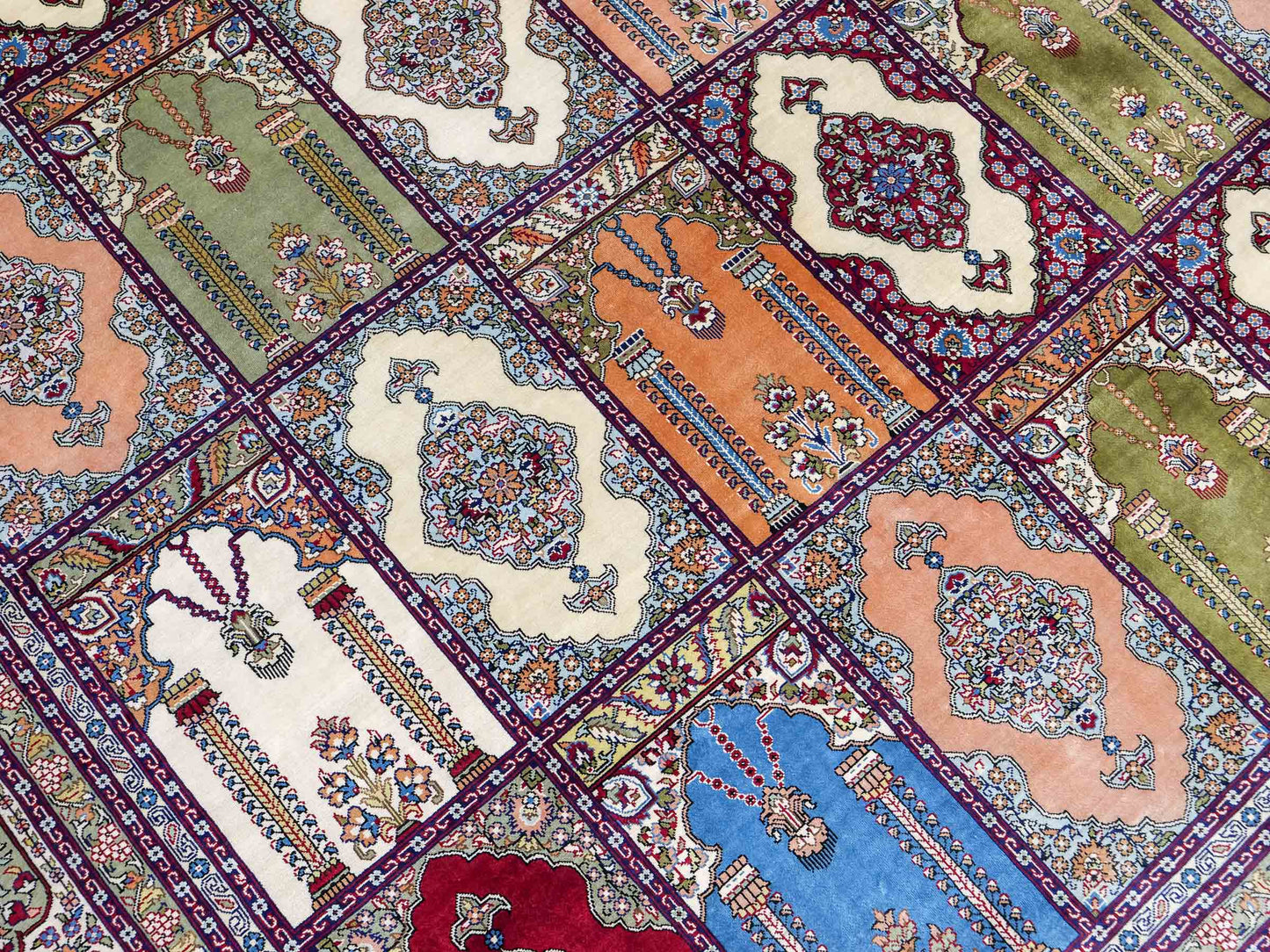 Sehr feiner, handgeknüpfter Khademi Orientteppich mit Hereke Design aus reiner Seide, rot, multicolor. 245x170 cm. Vertrieb durch Jupiter Intl.
