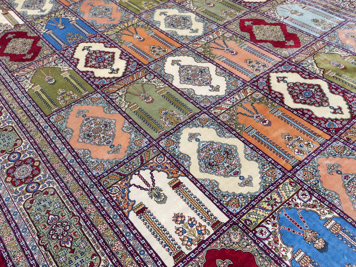 Sehr feiner, handgeknüpfter Khademi Orientteppich mit Hereke Design aus reiner Seide, rot, multicolor. 245x170 cm. Vertrieb durch Jupiter Intl.