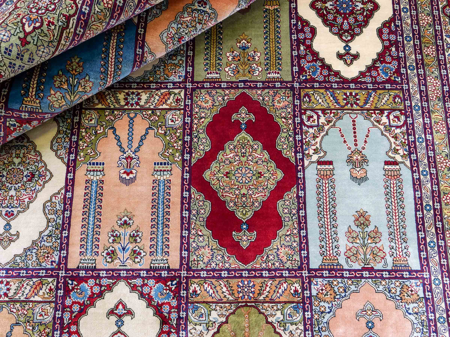 Sehr feiner, handgeknüpfter Khademi Orientteppich mit Hereke Design aus reiner Seide, rot, multicolor. 245x170 cm. Vertrieb durch Jupiter Intl.