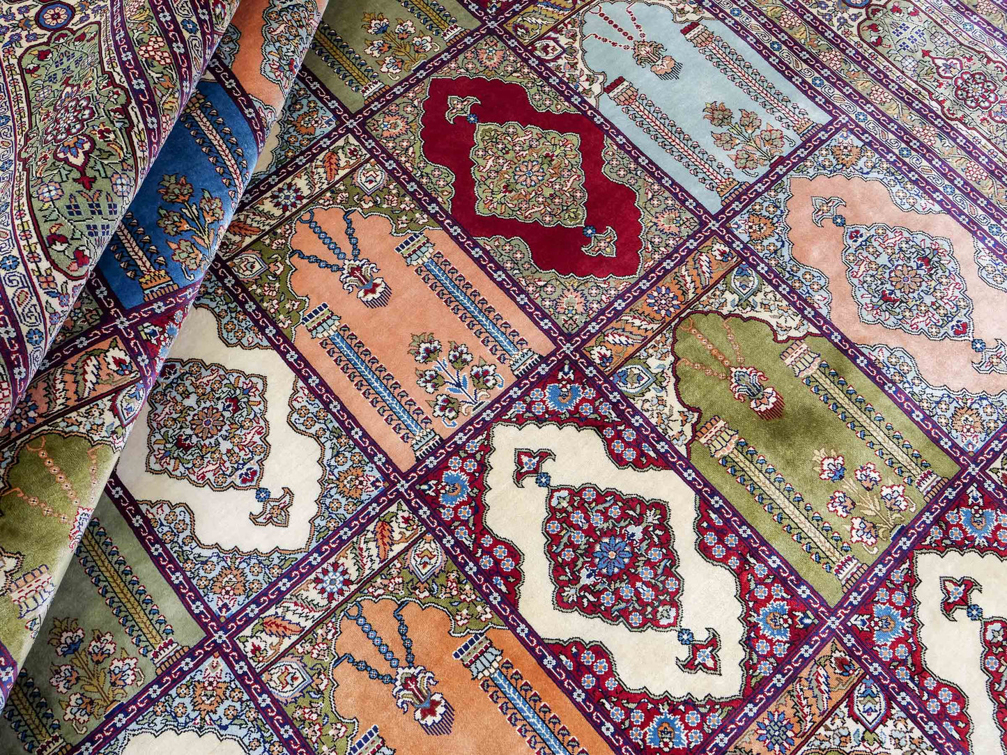 Sehr feiner, handgeknüpfter Khademi Orientteppich mit Hereke Design aus reiner Seide, rot, multicolor. 245x170 cm. Vertrieb durch Jupiter Intl.
