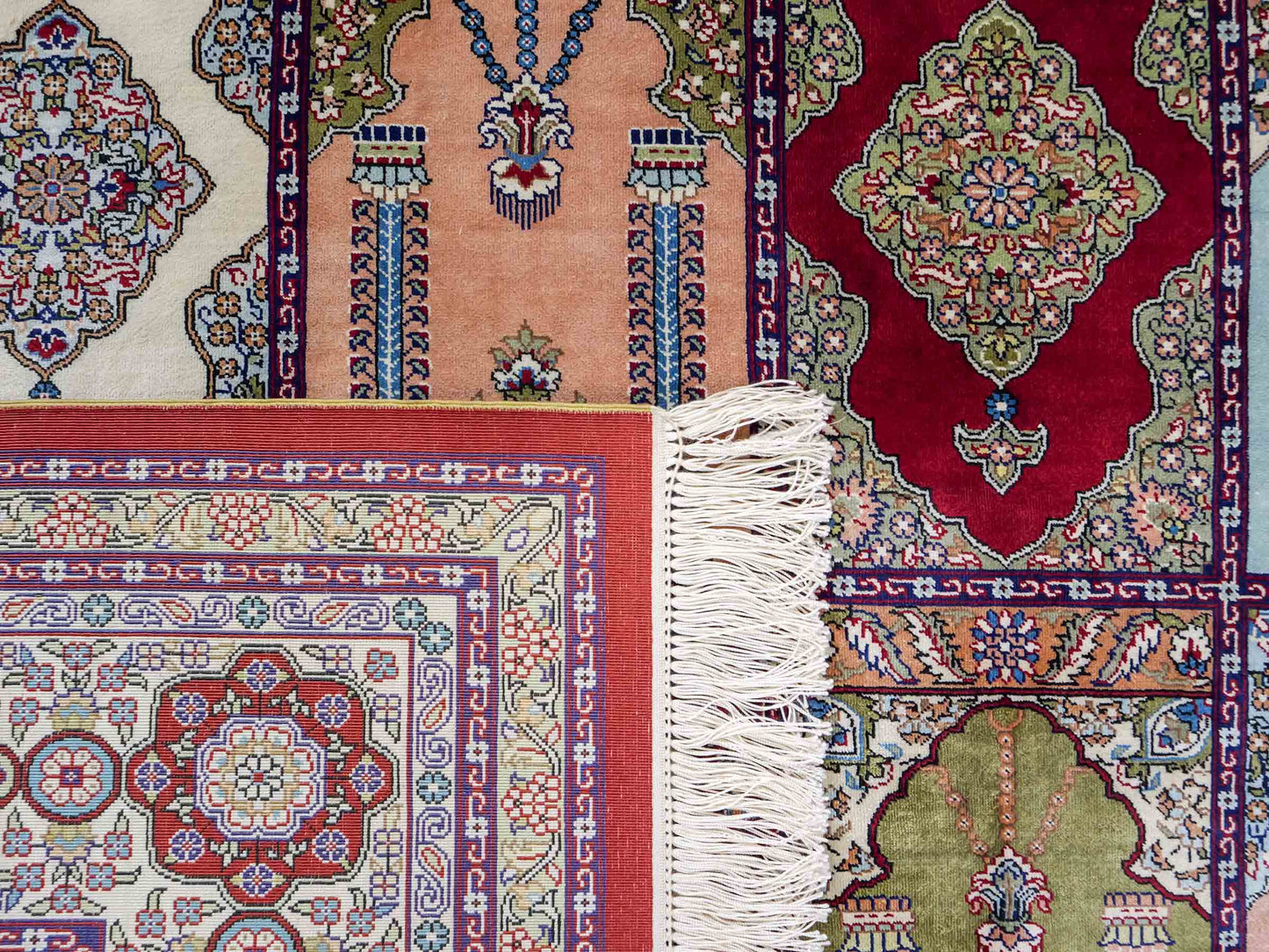 Sehr feiner, handgeknüpfter Khademi Orientteppich mit Hereke Design aus reiner Seide, rot, multicolor. 245x170 cm. Vertrieb durch Jupiter Intl.