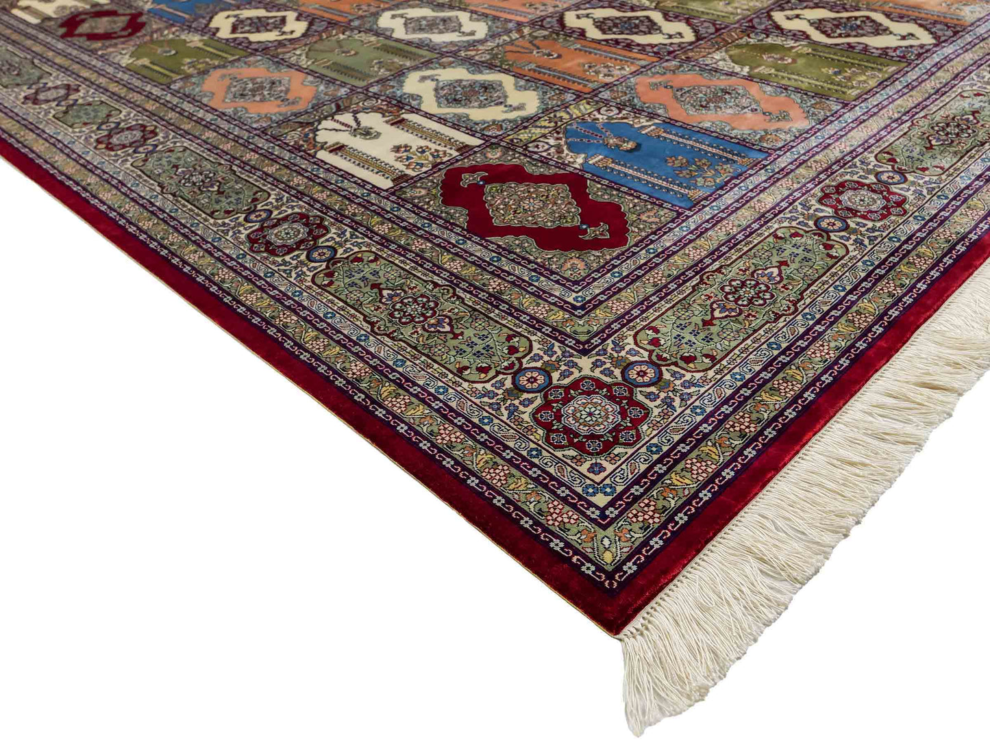 Sehr feiner, handgeknüpfter Khademi Orientteppich mit Hereke Design aus reiner Seide, rot, multicolor. 245x170 cm. Vertrieb durch Jupiter Intl.