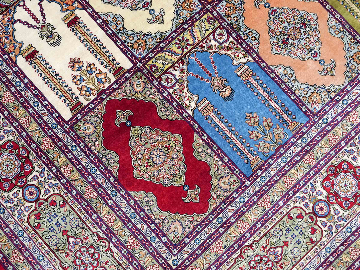 Sehr feiner, handgeknüpfter Khademi Orientteppich mit Hereke Design aus reiner Seide, rot, multicolor. 245x170 cm. Vertrieb durch Jupiter Intl.