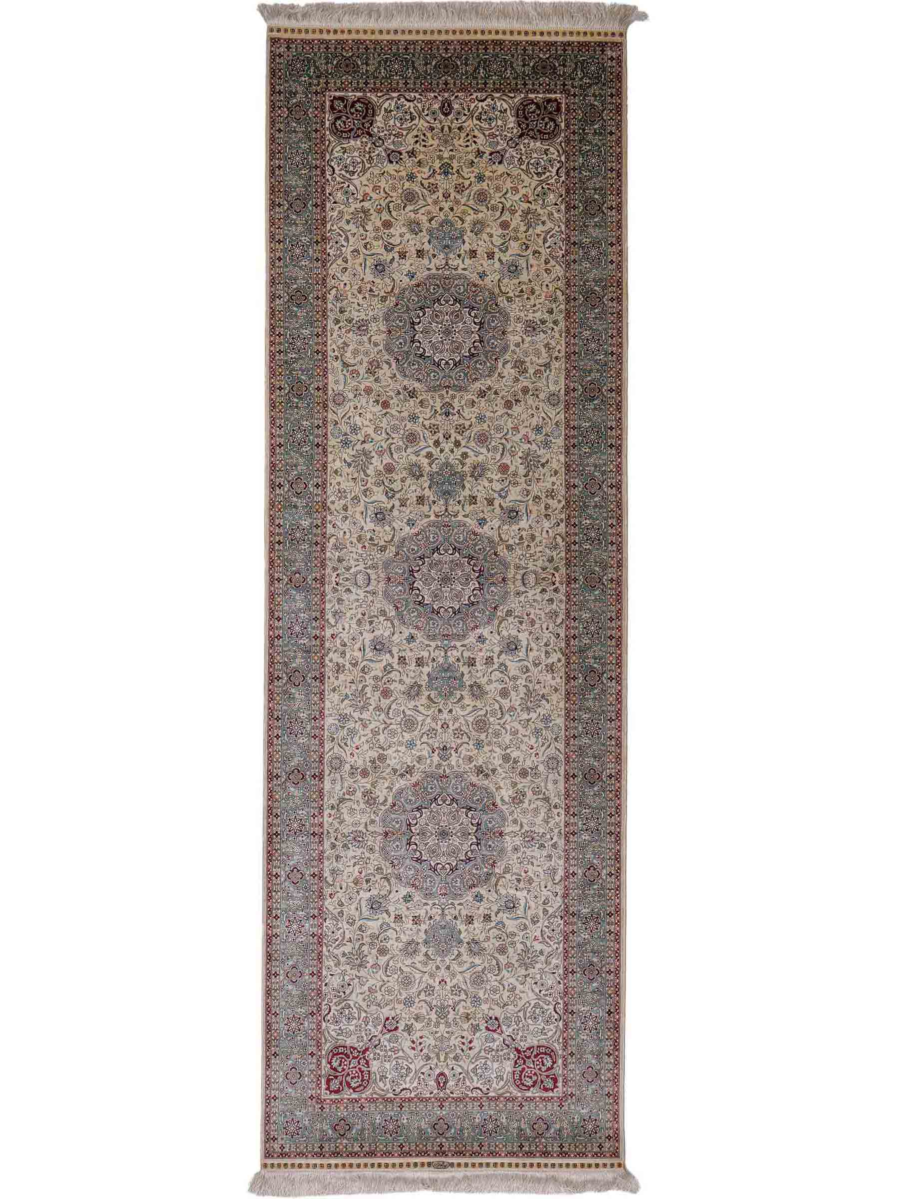 Sehr feiner, handgeknüpfter Khademi Orientteppich mit Hereke Design aus Seide, weiß, creme, blau. 248x79 cm. Vertrieb durch Jupiter Intl.