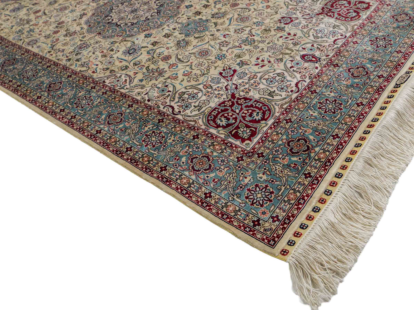Sehr feiner, handgeknüpfter Khademi Orientteppich mit Hereke Design aus Seide, weiß, creme, blau. 248x79 cm. Vertrieb durch Jupiter Intl.