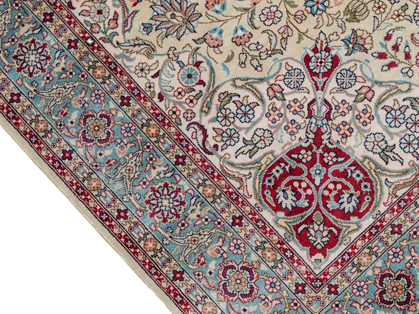 Sehr feiner, handgeknüpfter Khademi Orientteppich mit Hereke Design aus Seide, weiß, creme, blau. 248x79 cm. Vertrieb durch Jupiter Intl.