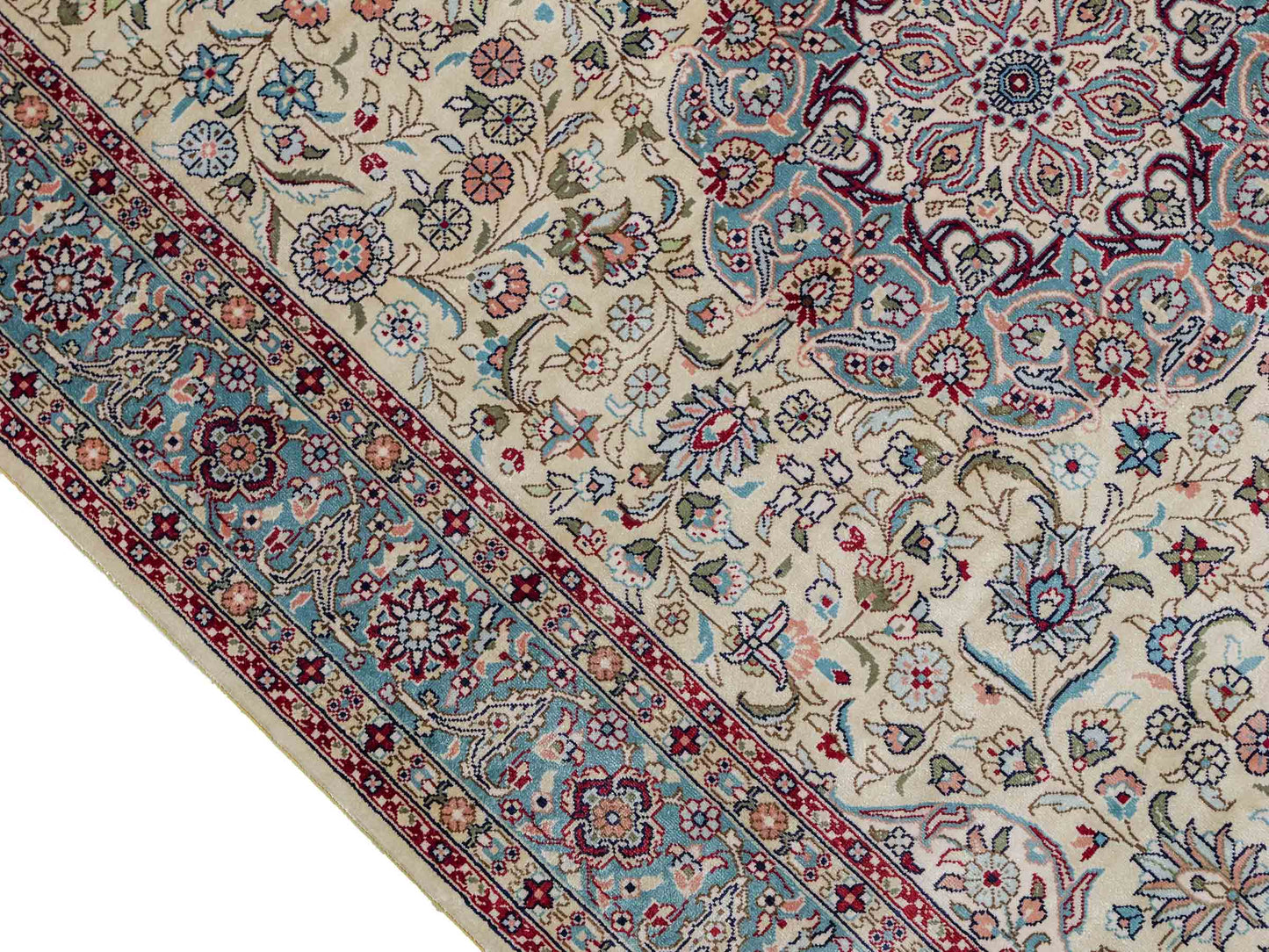 Sehr feiner, handgeknüpfter Khademi Orientteppich mit Hereke Design aus Seide, weiß, creme, blau. 248x79 cm. Vertrieb durch Jupiter Intl.