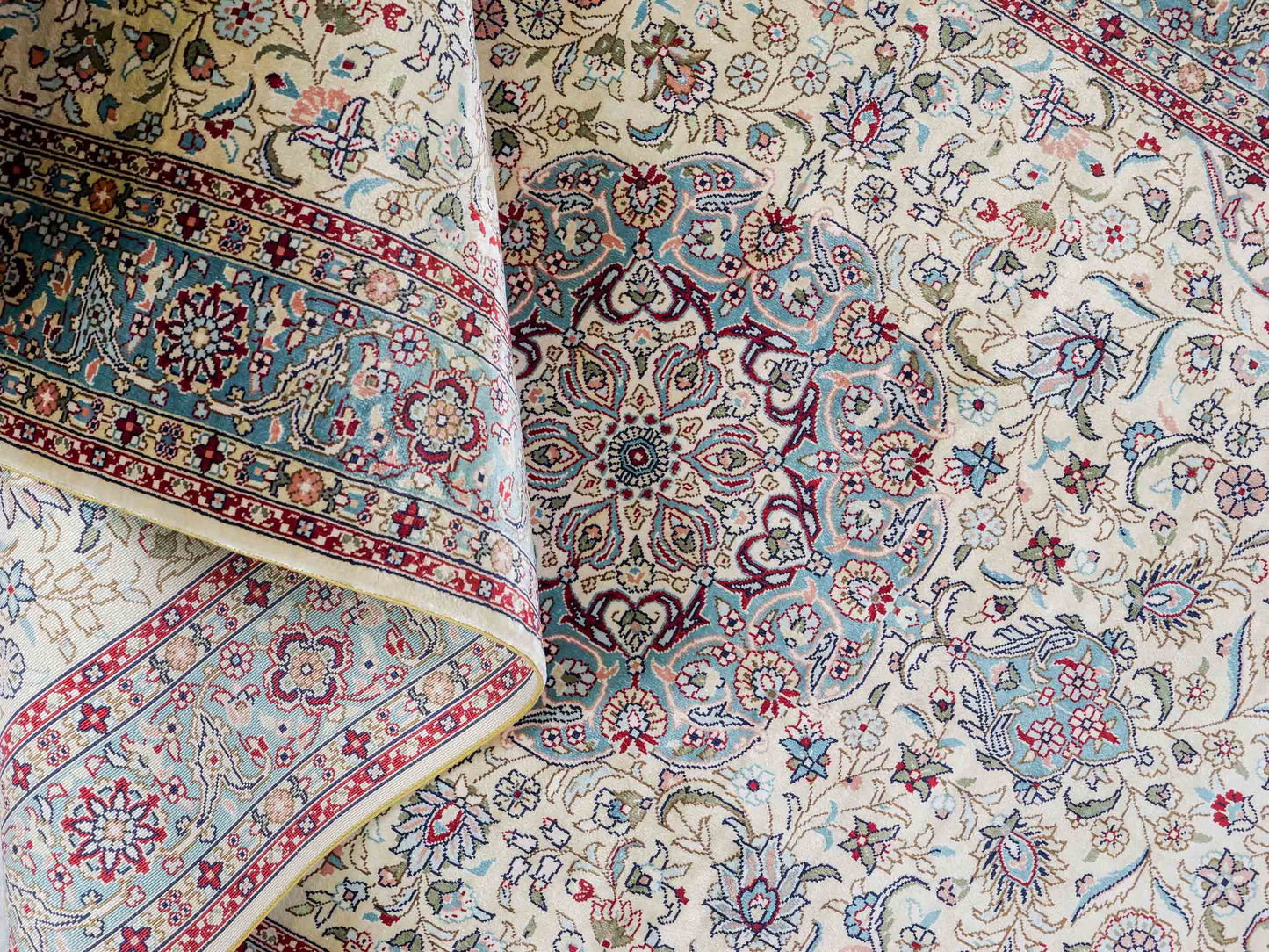 Sehr feiner, handgeknüpfter Khademi Orientteppich mit Hereke Design aus Seide, weiß, creme, blau. 248x79 cm. Vertrieb durch Jupiter Intl.