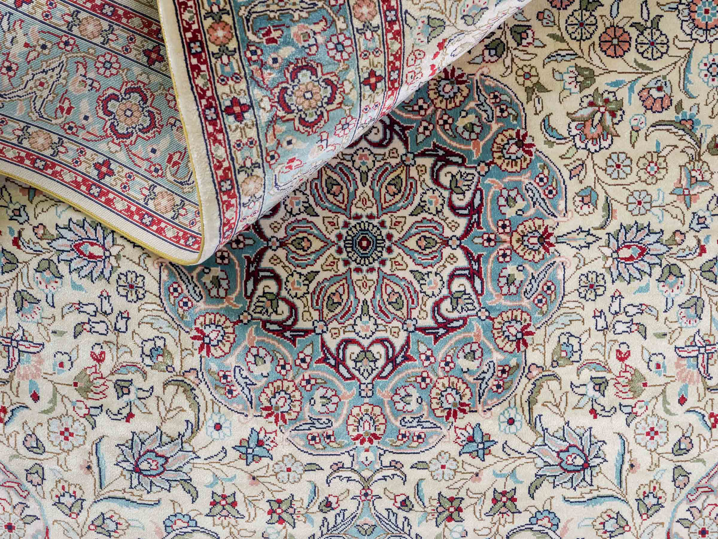 Sehr feiner, handgeknüpfter Khademi Orientteppich mit Hereke Design aus Seide, weiß, creme, blau. 248x79 cm. Vertrieb durch Jupiter Intl.